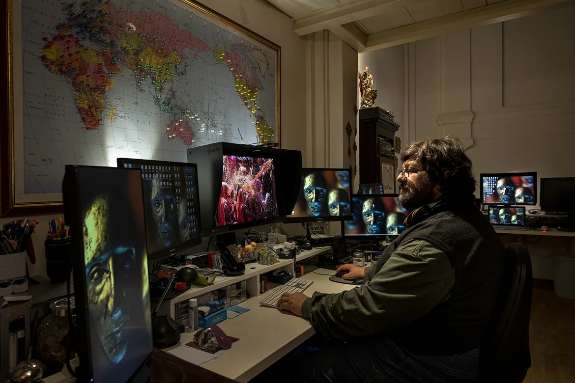 Iago Corazza con monitor professionale per fotografia