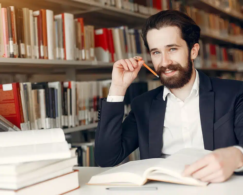 Uomo con documenti azienda servizi alle persone