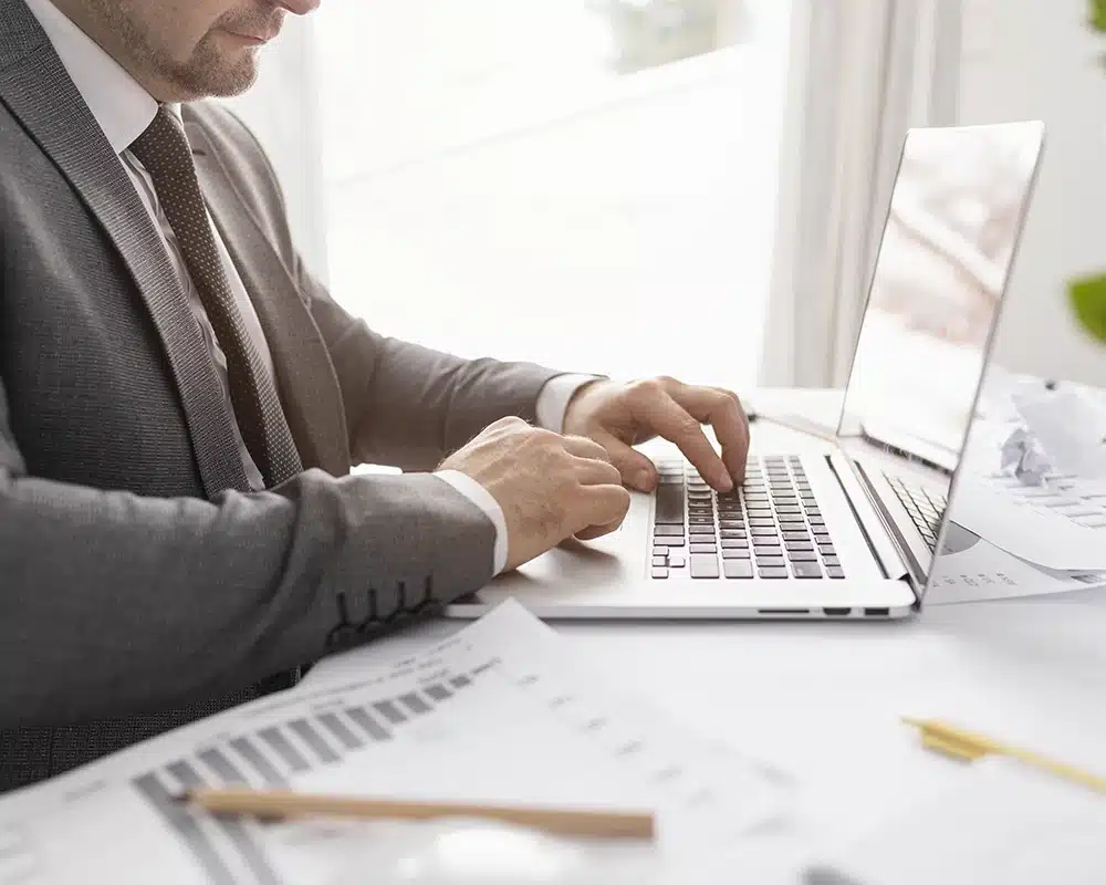 Uomo in giacca e cravatta con pc